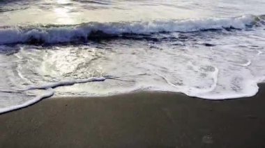 Günbatımında veya gündoğumunda Karadeniz 'de dalgalar ve kumlu plajlar. Deniz yolculuğu ya da plaj tatili için reklam pankartı kavramı. 