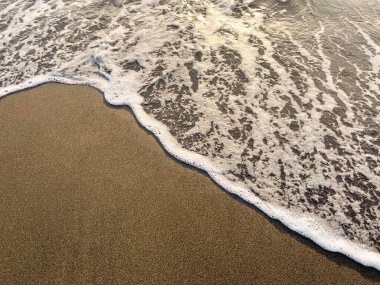 Günbatımında veya gündoğumunda Karadeniz 'de dalgalar ve kumlu plajlar. Deniz yolculuğu ya da plaj tatili için reklam pankartı kavramı. Üst görünüm ve kopyalama alanı.