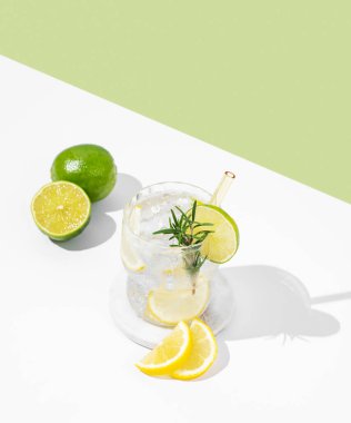 Limonlu, limonlu, biberiyeli ve buzlu taze limonata. Beyaz yeşil arka planda meyveli Citrus kokteyli mojito. Bar menüsü reklamları veya afişler için yaz modasına uygun içecek konsepti. Boşluğu kopyala.