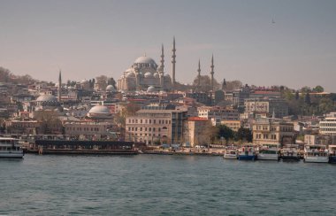 Osmanlı Dönemi Cami ve Kuleleri, Doğal Işıklandırma, Arkaplan Kenti, Kültür Mirası ve Seyahat Konsepti ile İstanbul 'un Panoramik Manzarası. Türkiye.