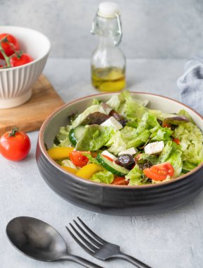 Salatalı, domatesli, salatalıklı, zeytinli ve beyaz arkaplanlı sağlıklı sebze salatası. Taze ve doğal diyet besin konsepti.