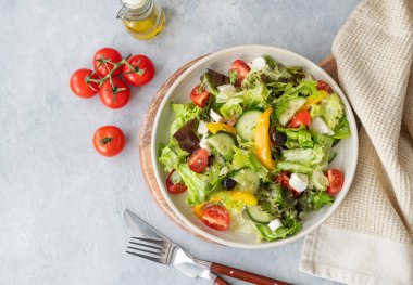 Salatalı, domatesli, salatalıklı, zeytinli ve peynirli sağlıklı sebze salatası. Taze ve doğal diyet gıda konsepti. Üst görünüm ve kopyalama alanı.