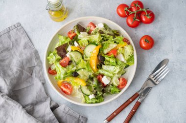 Salatalı, domatesli, salatalıklı, zeytinli ve peynirli sağlıklı sebze salatası. Taze ve doğal diyet gıda konsepti. Üst görünüm ve kopyalama alanı.