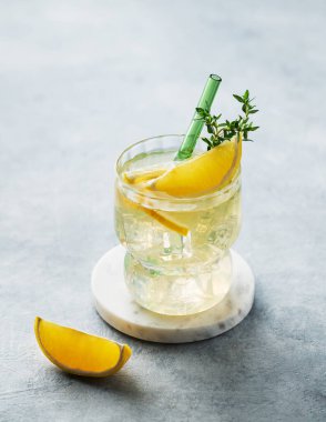 Taze limonlu limonata, kekik ve güneş ışığıyla donatılmış buz. Modaya uygun bir yaz tatili konsepti limonlu mojito içeceği. Boşluğu kopyala.