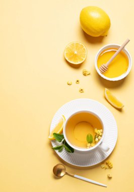 Limonlu, ballı ve nane arkaplanlı, turunçgil meyveli ve sabah gölgeli bitki çayı. Reklam menüsü ya da afiş kafe için sağlıklı detoks içeceği kavramı. Üst görünüm, alanı kopyala. 