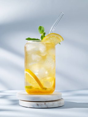 Limonlu buzlu içecek ve mermer tezgahtaki bardakta nane şekeri güneş ışığı ve gölgeli. Bir yaz günü soğuk çay ya da limonata konsepti. Ön görünüm, boşluğu kopyala.