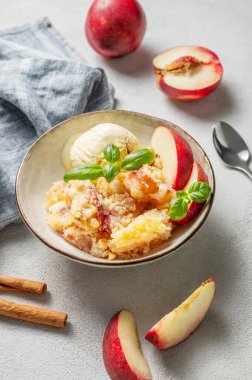 Şeftali parçacıkları ya da vanilyalı dondurma kepçeli tarçeli turta ve taze meyveli hafif bir tabakta tarçın. Yaz ev yapımı taze tatlı konsepti. 