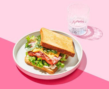 Sıcak, aydınlık bir odada elinde limonlu ve otlu çay tutan bir kadın. Kahvaltı ve sağlıklı beslenme konsepti. Boşluğu kopyala.