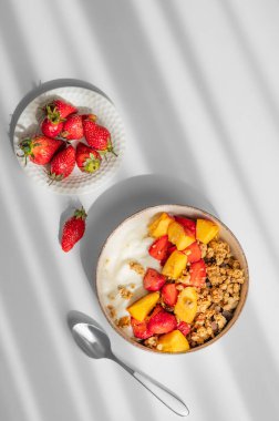 Sıcak, aydınlık bir odada elinde limonlu ve otlu çay tutan bir kadın. Kahvaltı ve sağlıklı beslenme konsepti. Boşluğu kopyala.