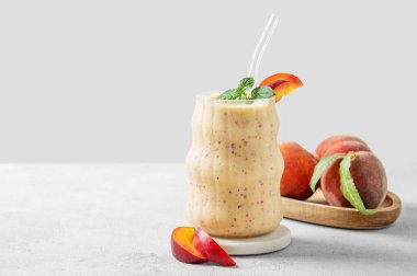 Sıcak, aydınlık bir odada elinde limonlu ve otlu çay tutan bir kadın. Kahvaltı ve sağlıklı beslenme konsepti. Boşluğu kopyala.