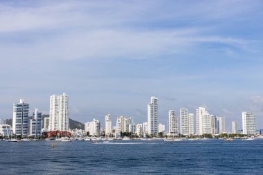 Cartagena de Indias, Kolombiya 'nın Karayipler kıyısında yer alan canlı sokaklar bougainvillea ile süslenmiş, tarihi hikayeler anlatıyor. Tarihi duvarlarla çevrili kentten Castillo San Felipe 'ye, Cartagena geçmişin ve bugünün kusursuz bir karışımıdır..