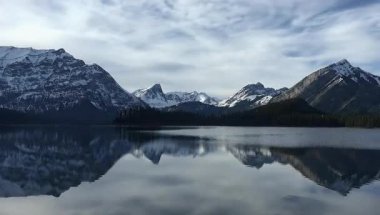 Kananaskis, Alberta, Kanada 'daki Rocky Dağları' nın güzel manzarası