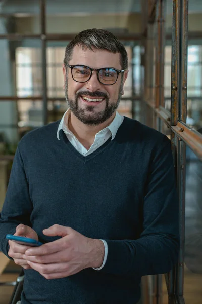 Smiling Man Glasses Posing Camera While Standing Mobile Phone Modern — Stockfoto