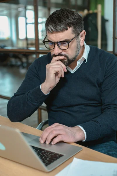 Thoughtful Male Entrepreneur Working Office Doing Web Research While Looking — Stockfoto