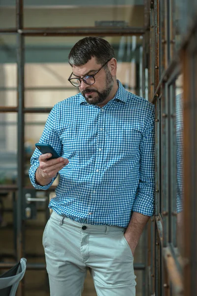 Businessman Holding Using Cell Phone Mobile Apps While Standing Office — Stockfoto