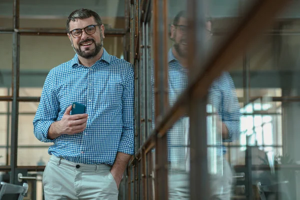 Glimlachen Bebaarde Stijlvolle Man Dragen Shirt Poseren Het Kantoor Tijdens — Stockfoto