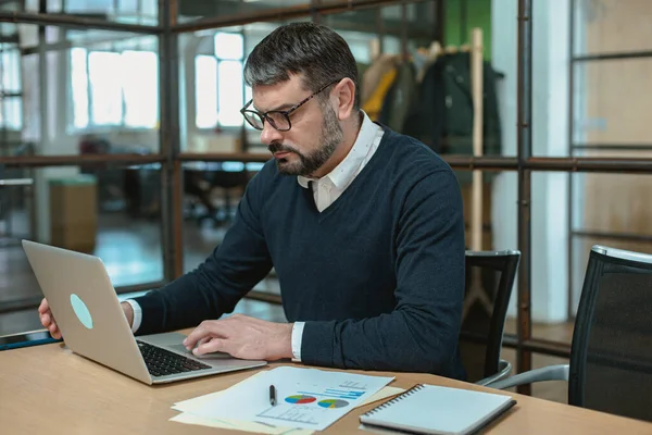 Kaukázusi Férfi Menedzser Gépelés Laptopon Miközben Dolgozik Irodában — Stock Fotó