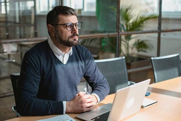 Hombre Adulto Concentrado Gafas Sentadas Lugar Trabajo Utilizando Ordenador Portátil Imagen de stock