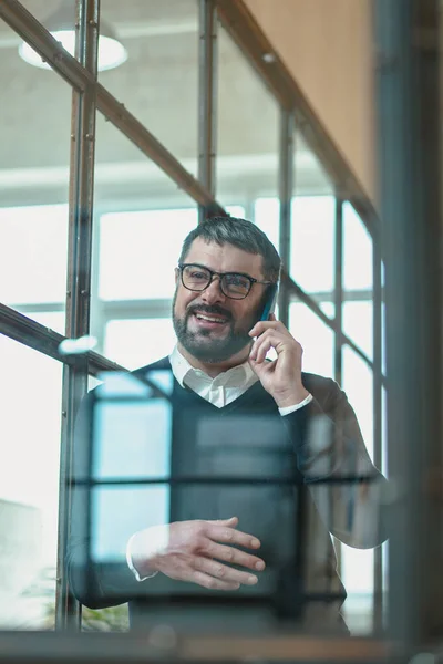 Sonriente Hombre Caucásico Gafas Disfrutando Conversación Lugar Trabajo Mientras Usa Imagen de archivo