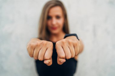 Zeki ve genç sporcu kadın yumruk çalışıyor, gölge boksu antrenmanı yapıyor.