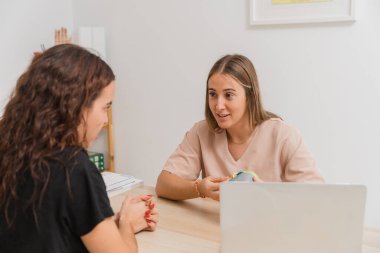 Fizyoterapist, klinikteki rehabilitasyon sırasında hastasına stres topuyla yaptığı egzersizleri anlatıyor.