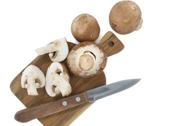 Taze bebek Bella ya da Cremini mantarları ahşap kesim tahtasının üzerinde beyaz, üst manzara izole