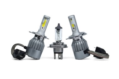 Beyaz arkaplanda H4 halojen lamba ve LED far ampulleri, araç parçaları ve yedek