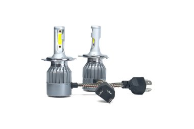 Araçlar H4 LED far ampulleri beyaz arkaplan, araç parçaları ve yedek
