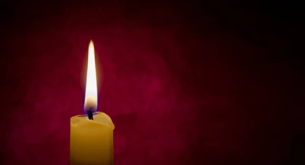 Одиночна Червона Свічка Горить Самоті Темно Червоному Тлі Концептуальний Образ — стокове фото