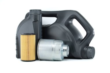 Araba yağı filtreleri ve motor yağı tenekeleri beyaz arka planda izole edilmiş. Araba bakımı, otomotiv endüstrisi veya petrol ve filtreleme bakımı