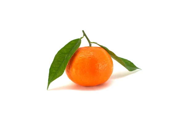 Tangerine Clémentine Orange Mandarine Aux Feuilles Vertes Isolées Sur Fond — Photo