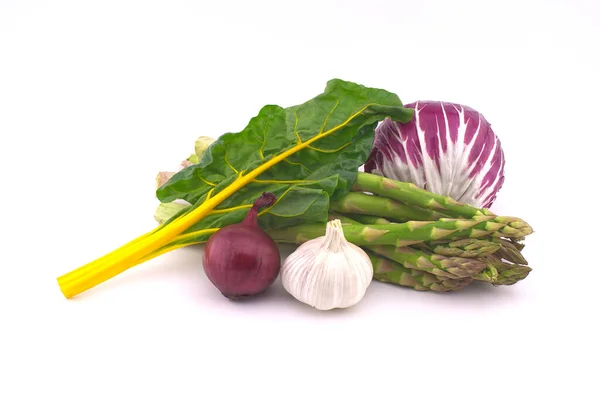 Yaprak Pancarı Kuşkonmaz Radicchio Salatası Soğan Beyaz Arka Planda Izole — Stok fotoğraf