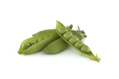 Taze yeşil bezelyeler ve yeşil yapraklı bezelye kabukları beyaz arka planda izole edilmiş.