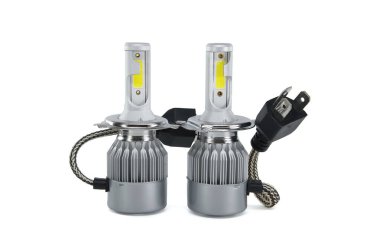 Araba H4 LED ve halojen far ampulleri beyaz arkaplanda izole edildi