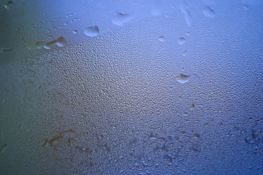 Soğuk bir pencerenin dışındaki su damlacıkları ya da yoğunlaşma tam kare arkaplan dokusunu kapatır