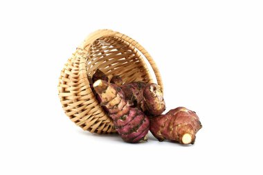 Topinambur (Helianthus tuberosus), ayrıca güneş kökü, güneş boğması, yabani ayçiçeği veya beyaz arka planda izole edilmiş Kudüs enginarı olarak da bilinir.