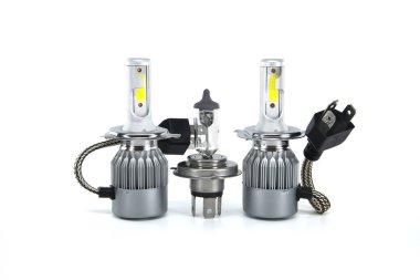 Beyaz arkaplanda H4 halojen lamba ve LED far ampulleri, araç parçaları ve yedek