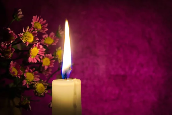 Close Yellow Wax Candle Flame Flowers Illuminated Candlelight Dark Red — Fotografia de Stock