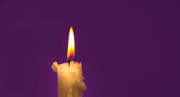 在紫色的背景上燃烧一根蜡蜡烛 带有免费文本复制空间的横幅尺寸图像 — 图库照片