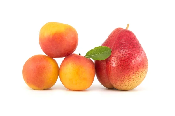 完整成熟的杏仁和多种颜色的成熟梨子 白色背景 多种维生素果 — 图库照片