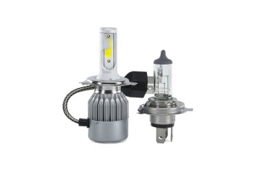 Araba H4 LED ve halojen far ampulleri beyaz arkaplanda izole edildi