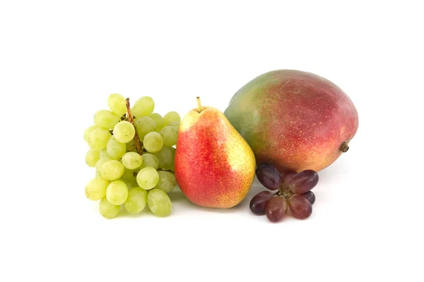 新鲜多彩的成熟梨和芒果 红色和绿色的葡萄被白色的背景隔离 多种维生素和多汁的丰富水果 — 图库照片