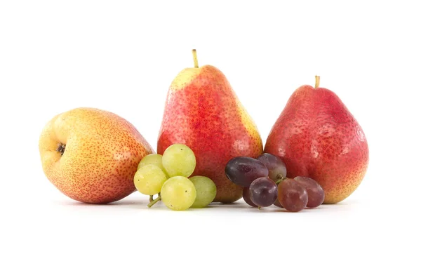 新鲜的五彩缤纷的成熟梨和红 绿葡萄 背景为白色 多种维生素和多汁的丰富水果 — 图库照片