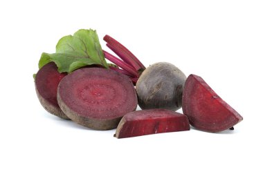 Beyaz arka planda izole edilmiş taze organik pancar dilimleri