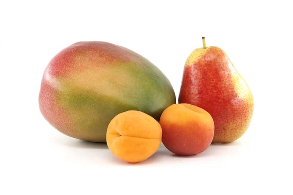 完熟したアプリコット マンゴーの果実全体が白い背景に隔離されています — ストック写真