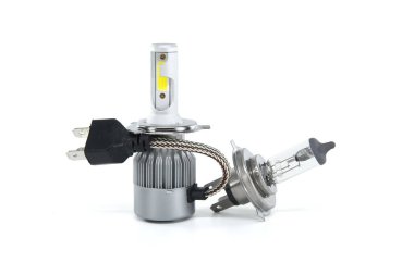 Araba H4 LED ve halojen far ampulleri beyaz arkaplanda izole edildi