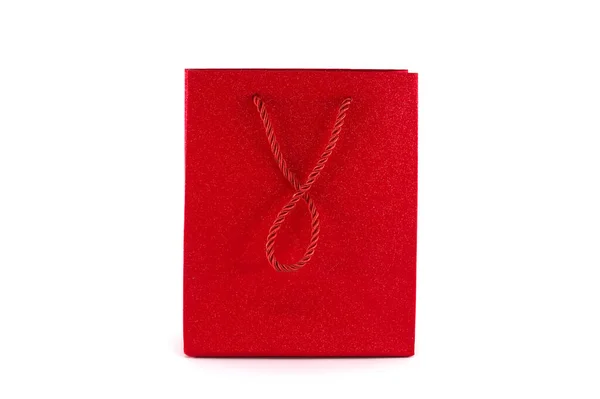 白い背景に隔離された赤い紙のショッピングバッグ 贈り物とショッピングのコンセプト — ストック写真