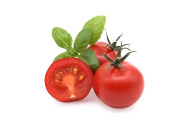 Beyaz arkaplanda izole edilmiş domates ve yeşil fesleğen yaprakları