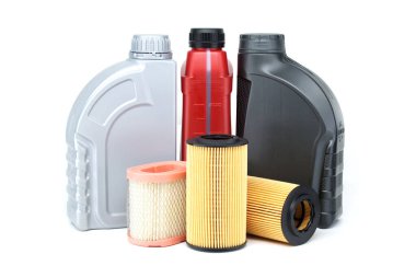 Araç motor yağı, beyaz arka planda izole edilmiş elementleri ve motor yağı kutularını filtreler. Bakımın yerine konteynırlar, plastik depolama veya yağ ve filtre