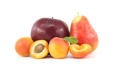 Beyaz bir zemin üzerinde taze, sağlıklı meyveler, yarı yarıya olgun kayısılar, armut ve elma var. Multivitamin ve sulu zengin meyveler